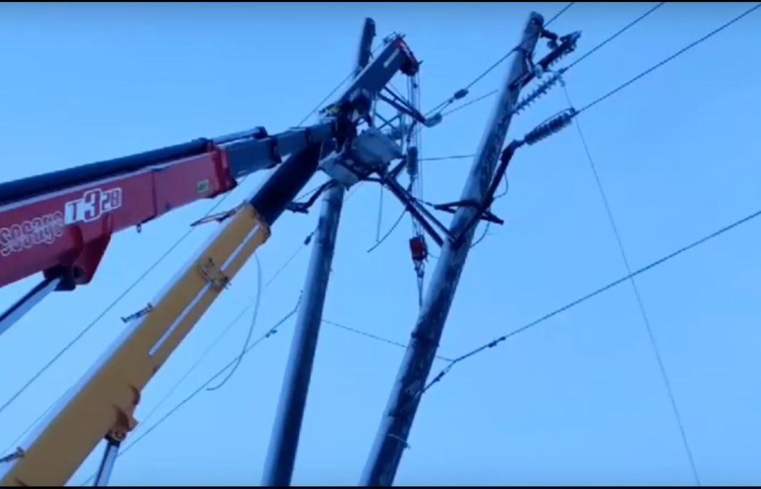 Обледенели провода, упали ЛЭП, замело дороги: в Балаковском районе восстанавливают электроснабжение после непогоды